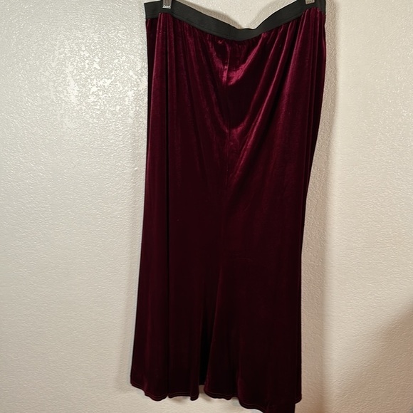 Hot in Hollywood Merlot Velvet Maxi Skirt Size 1X NWT - Picture 5 of 8